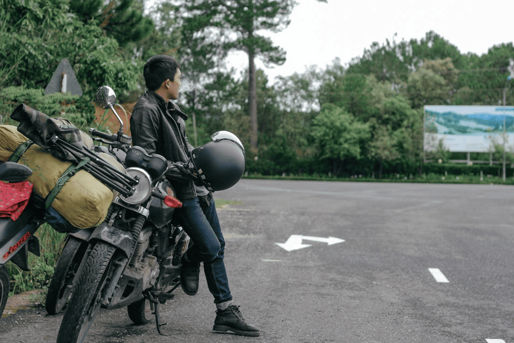 You can rent a motorbike and enjoy riding around Hue (Source: Pexels)